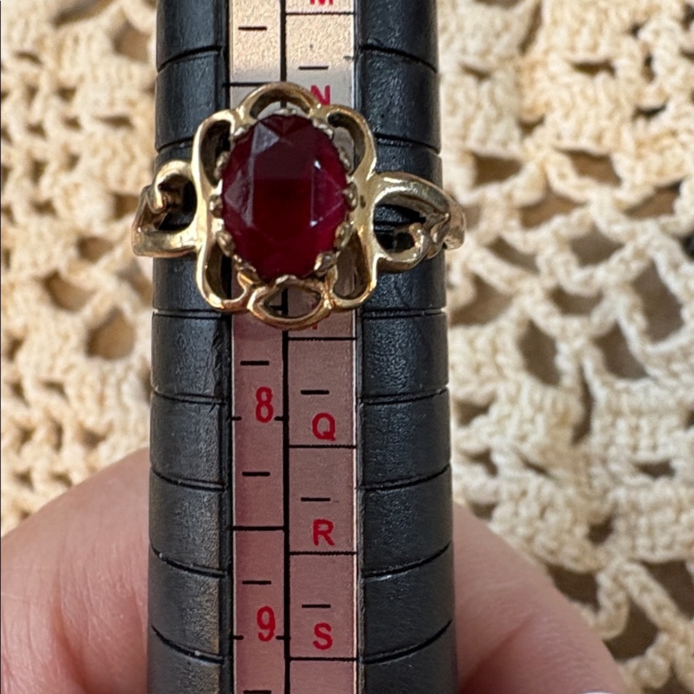 Vintage Gold Ring with Red Gemstone - Picture 2 of 3